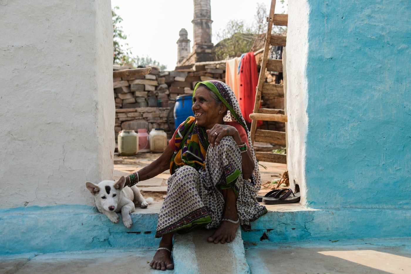 घर के बाहर बैठी हुई एक महिला